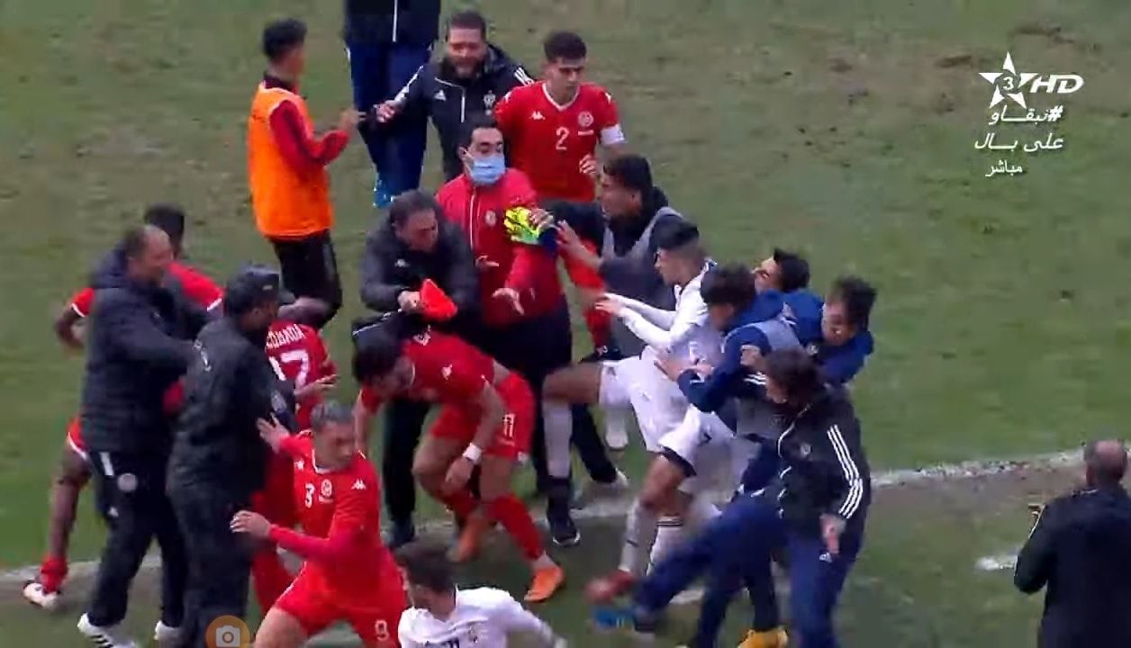 شجار عنيف بين لاعبي تونس وليبيا في دوري شمال أفريقيا