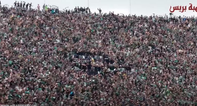 جماهير الرجاء تبدع بالمدرجات في نهائي كأس العرش ضد بركان