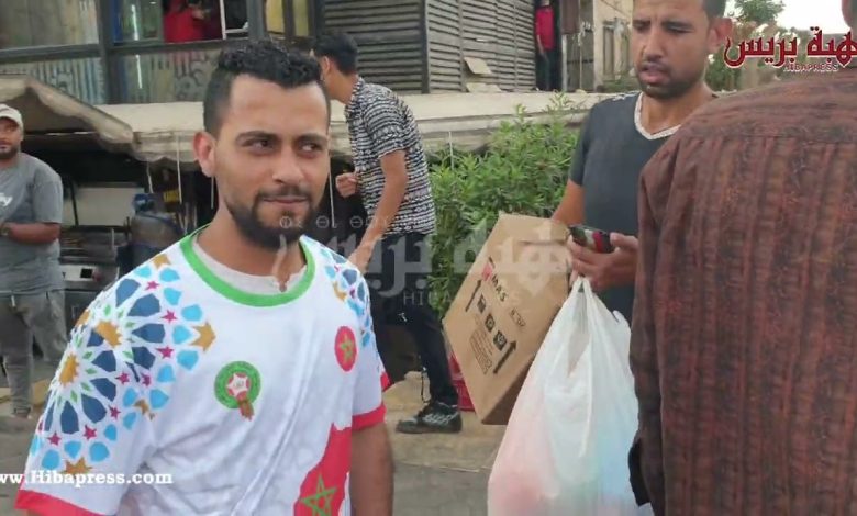 مصريين فرحانين بقميص المغرب بخريطة المملكة ومقشبين على اشكون غيشجعو اليوم