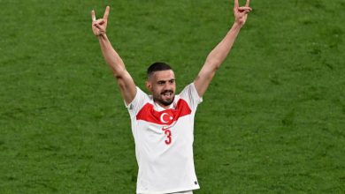 "يويفا" يعاقب لاعب تركيا ديميرال بسبب إشارة سياسية